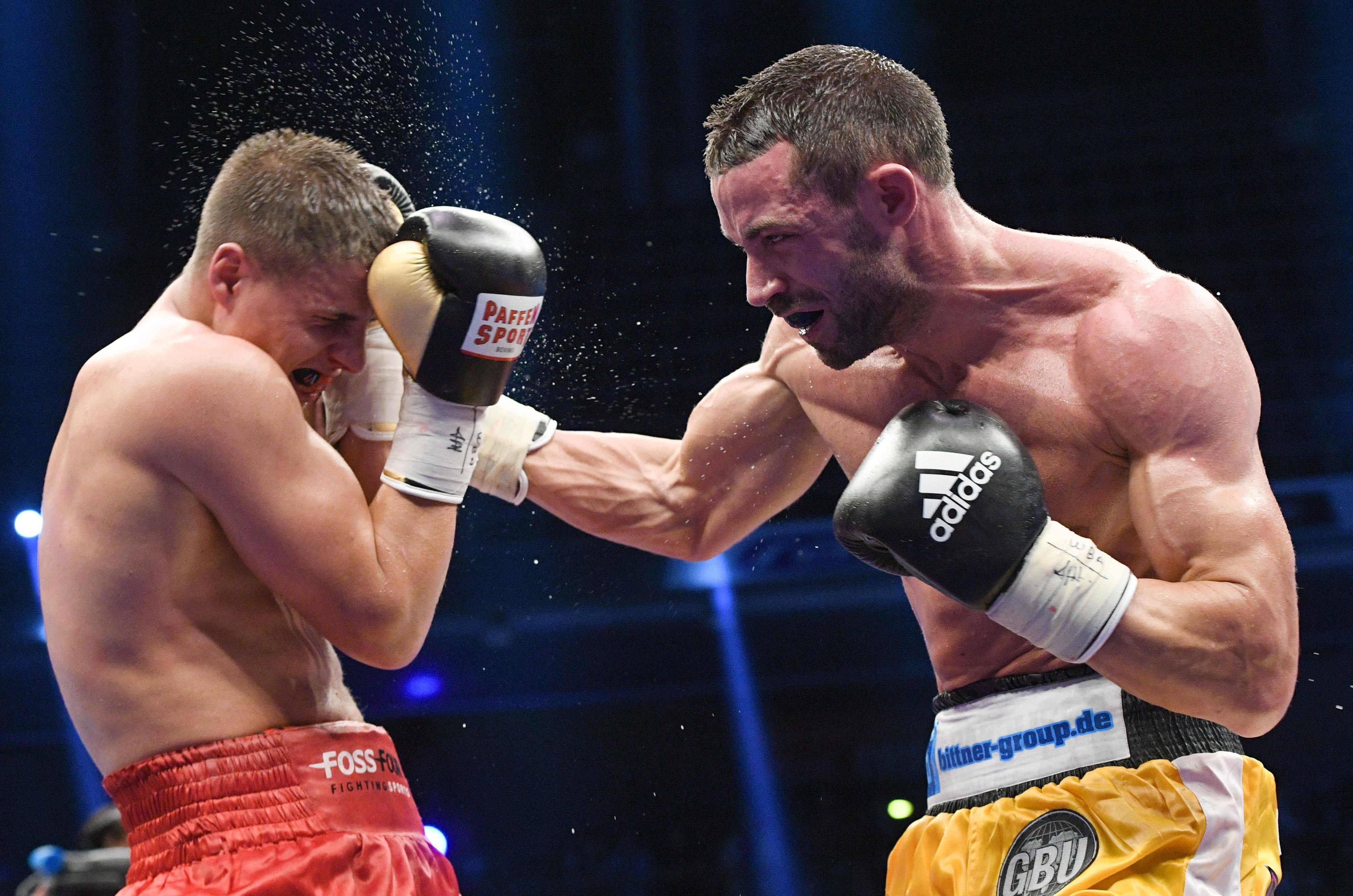 Der Berliner Boxer Tyron Zeuge (l.) und der Italiener Giovanni de Carolis (r.) kämpften gestern Abend in der Max-Schmeling-Halle in Berlin.