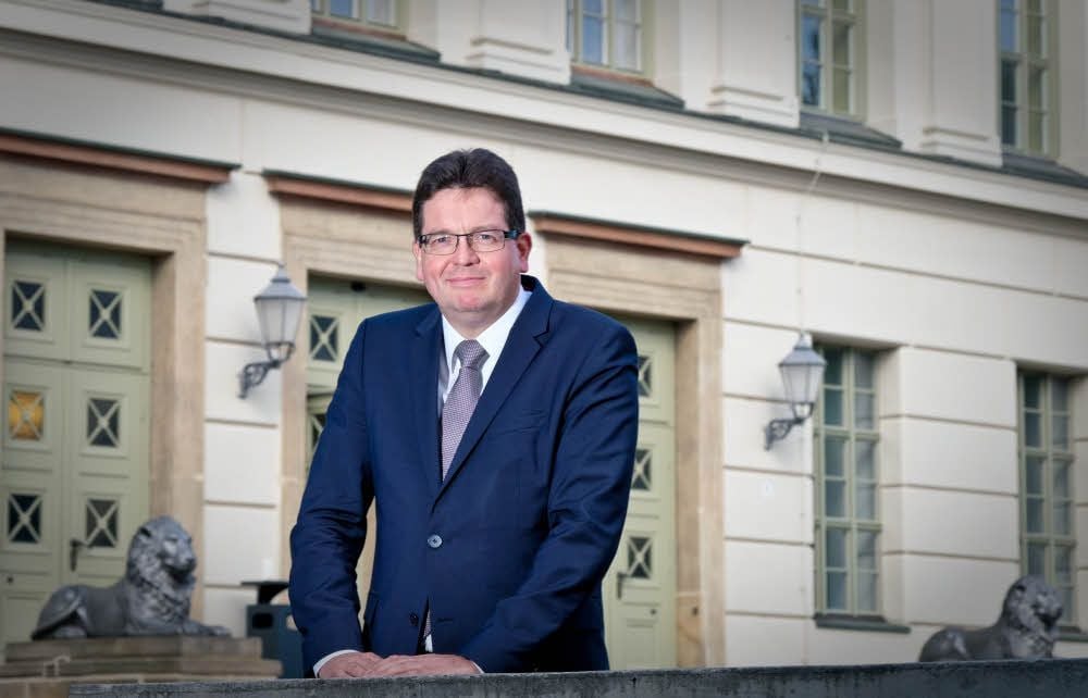 Der neue Rektor der Universität, Christian Tietje, vor dem Löwengebäude