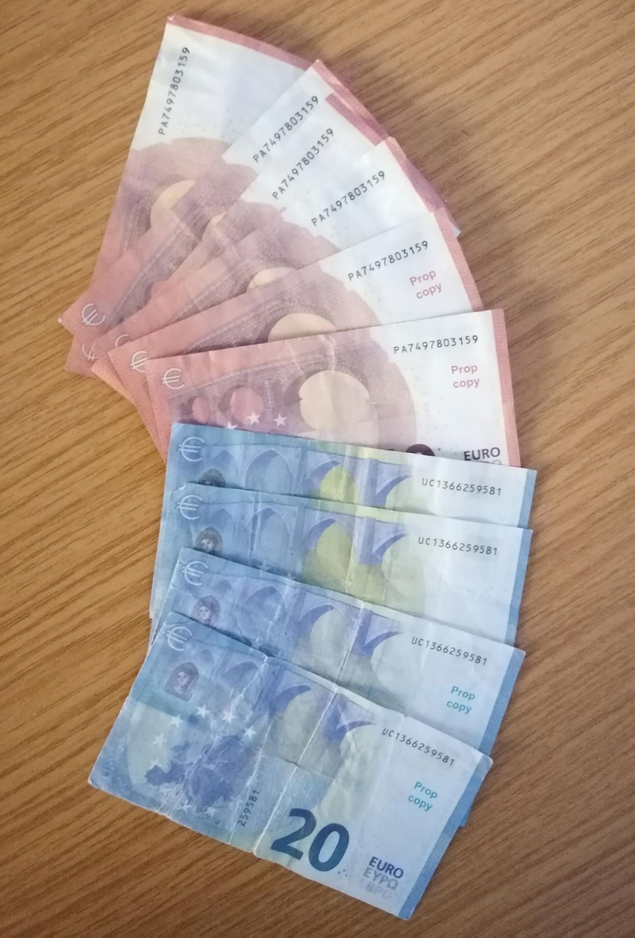 Die falschen 10- und 20-Euro-Scheine sehen echtem Geld zum Verwechseln ähnlich, haben aber keine Sicherheitsmerkmale und einen Aufdruck „Prop copy“, wie die Polizei mitteilt.