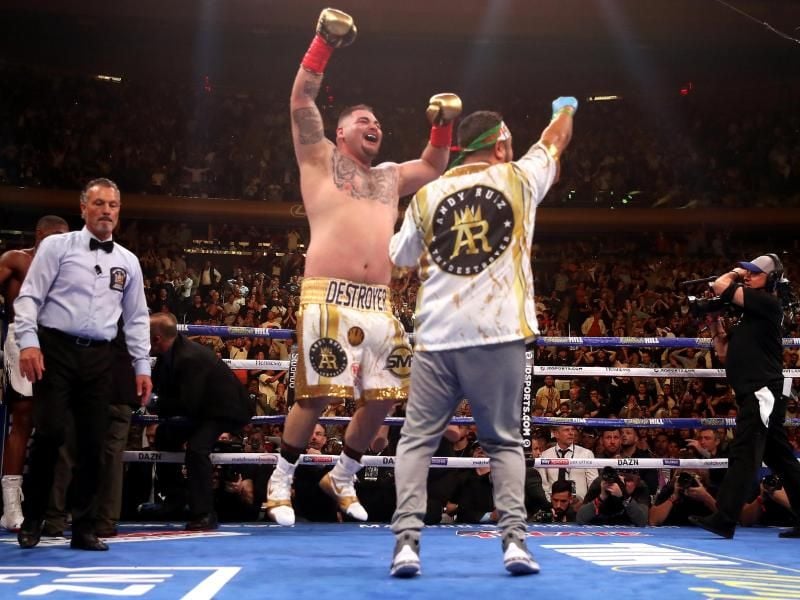 Andy Ruiz Jr. (M.) hüpft vor Freude nach seinem Sieg. Foto: Nick Potts/PA Wire