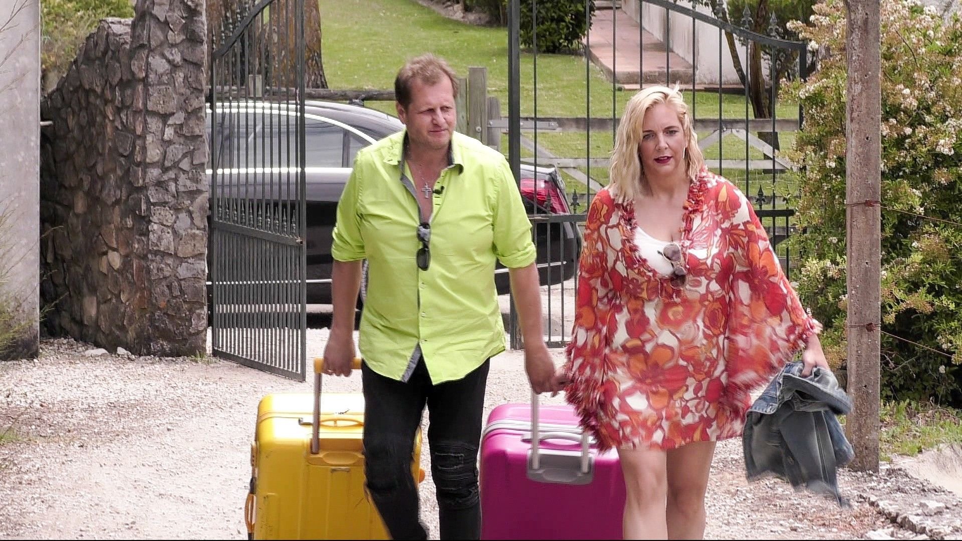 Finstere Mienen bereits beim Einzug ins „Sommerhaus der Stars“. Ob Jens und Daniela Büchner schon ahnten, was da auf sie zukommt?