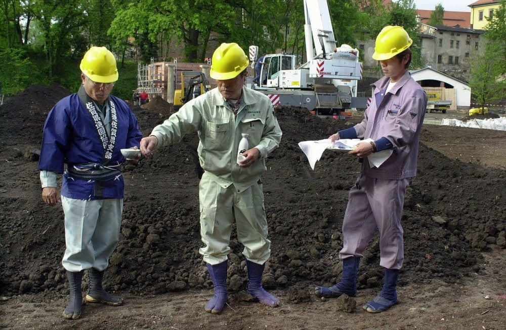 Mit einer Weihe begannen Tadahiko Takatori, Jinichiro Ume und Masateru Saito aus Tosu den Bau des japanischen Gartens.