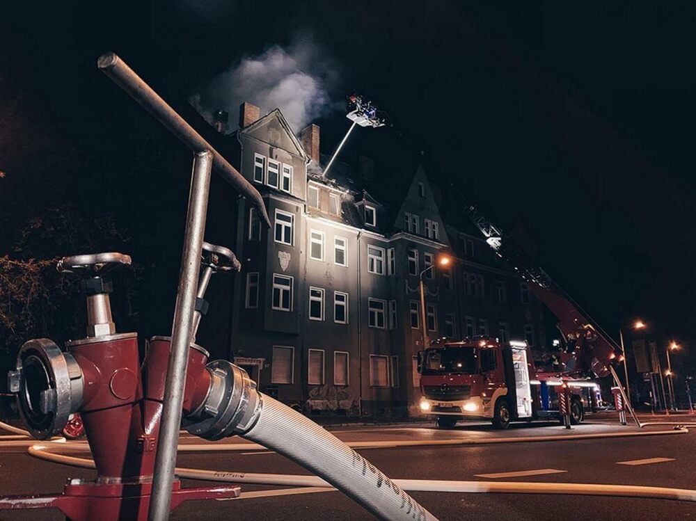 Die Löscharbeiten in der Bismarckstraße dauerten am Mittwoch bis in den Vormittag.