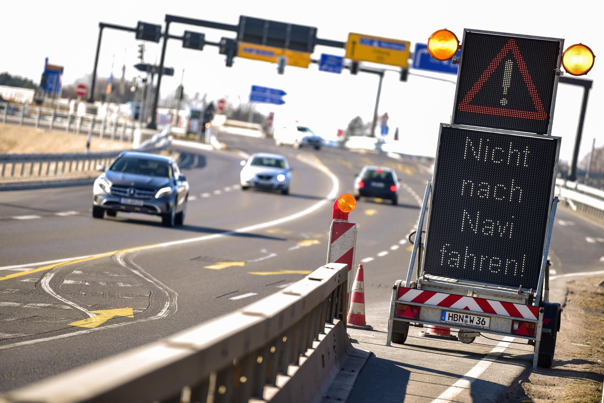 Ebersdorf bei Coburg: Ein Schild mit der Aufschrift "Nicht nach Navi fahren!" warnt die Verkehrsteilnehmer.