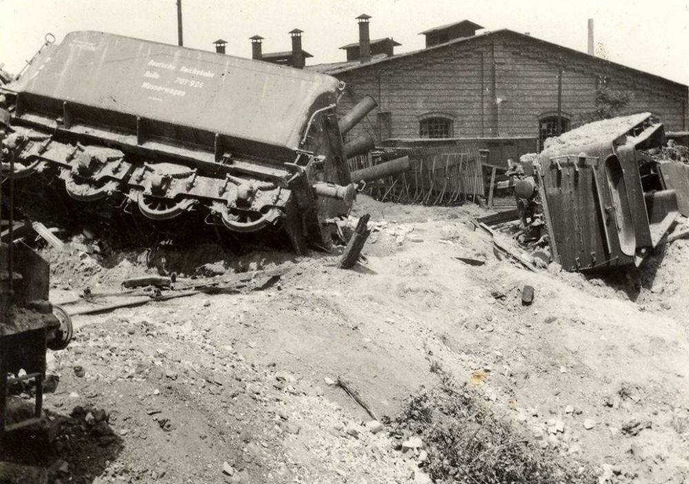 Die Bombenangriffe im Zweiten Weltkrieg hinterließen auf dem Reichsbahngelände in Bernburg schwere Schäden an Lokomotiven und Waggons.