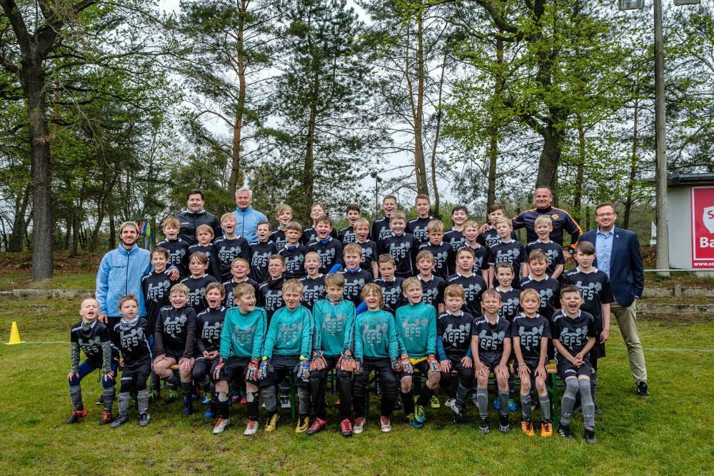 Die Kinder hatten zum Auftakt des Fußballcamps in Coswig viel Spaß - nicht nur beim Erinnerungsfoto.