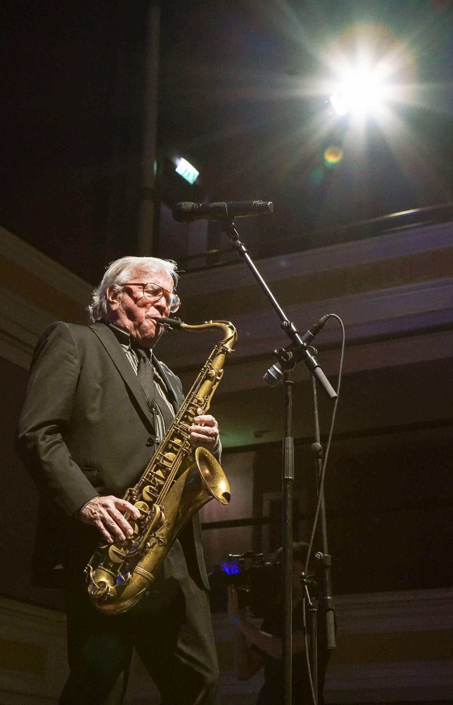 Der Musiker Klaus Doldinger spielt am Freitag in Halle auf dem Saxofon. Der Künstler erhielt bei der Verleihung des Deutschen Filmpreises den Ehrenpreis.