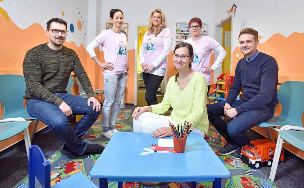 Die neue Kinderärztin in der Bitterfelder Schillerstraße: Maria Folleher (Bildmitte) zusammen mit Philipp Gärtner (l.) und Torvid Meinl.
