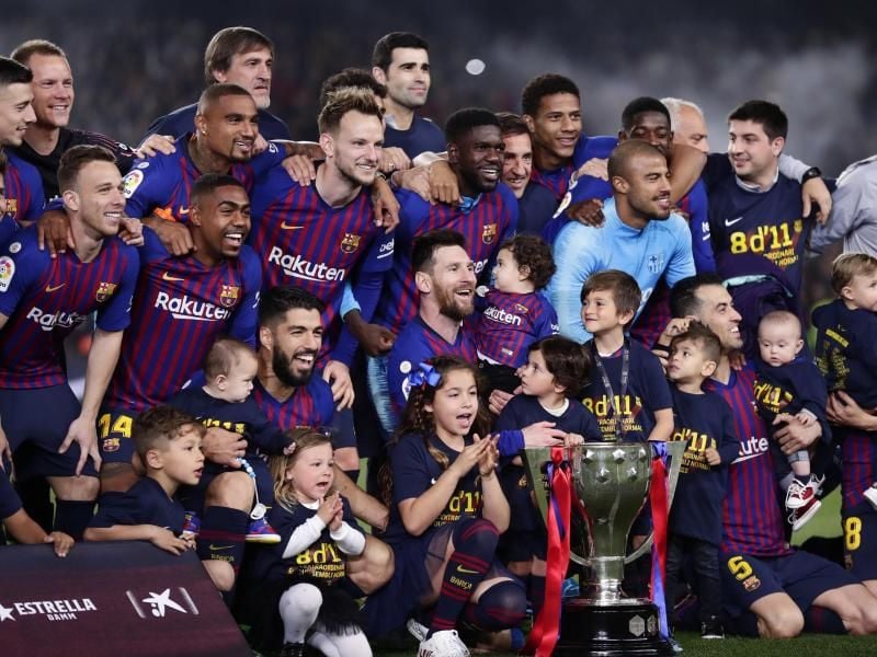 Die Mannschafte des FC Barcelona um Lionel Messi (M) feiert nach dem Sieg über UD Levante die Meisterschaft. Foto: Manu Fernandez/AP/dpa