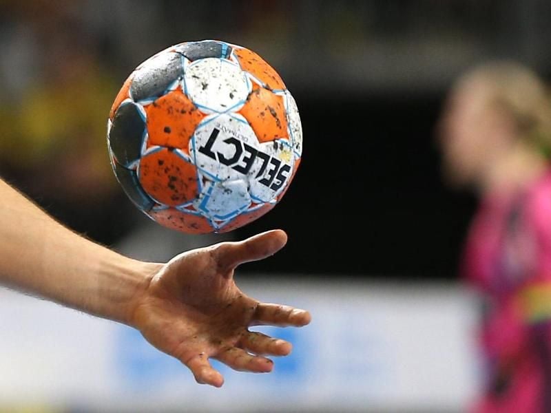 Es gibt es noch keinen deutschen TV-Sender für die Übertragung von Champions League und European League im Handball. Foto: Michael Deines/dpa