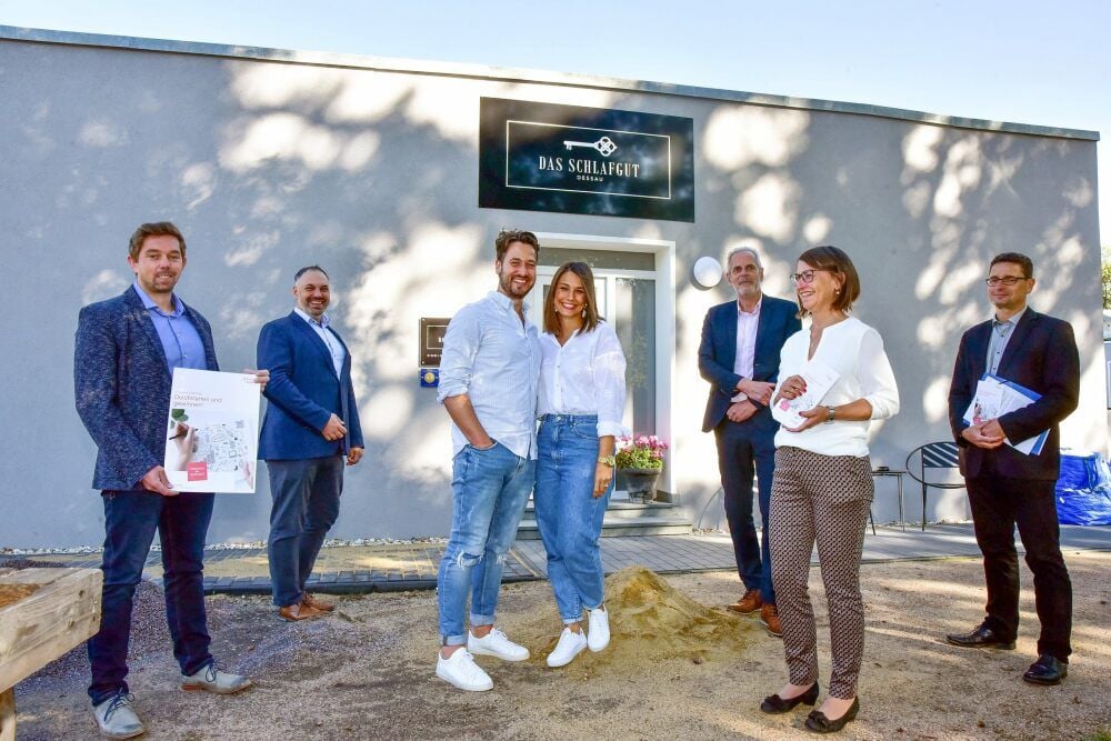 Die Vorjahressieger Linda Pieczonkowski und Falko Müller-Pieczonkowski (Mitte) mit den Projektpartnern des Gründerpreises.