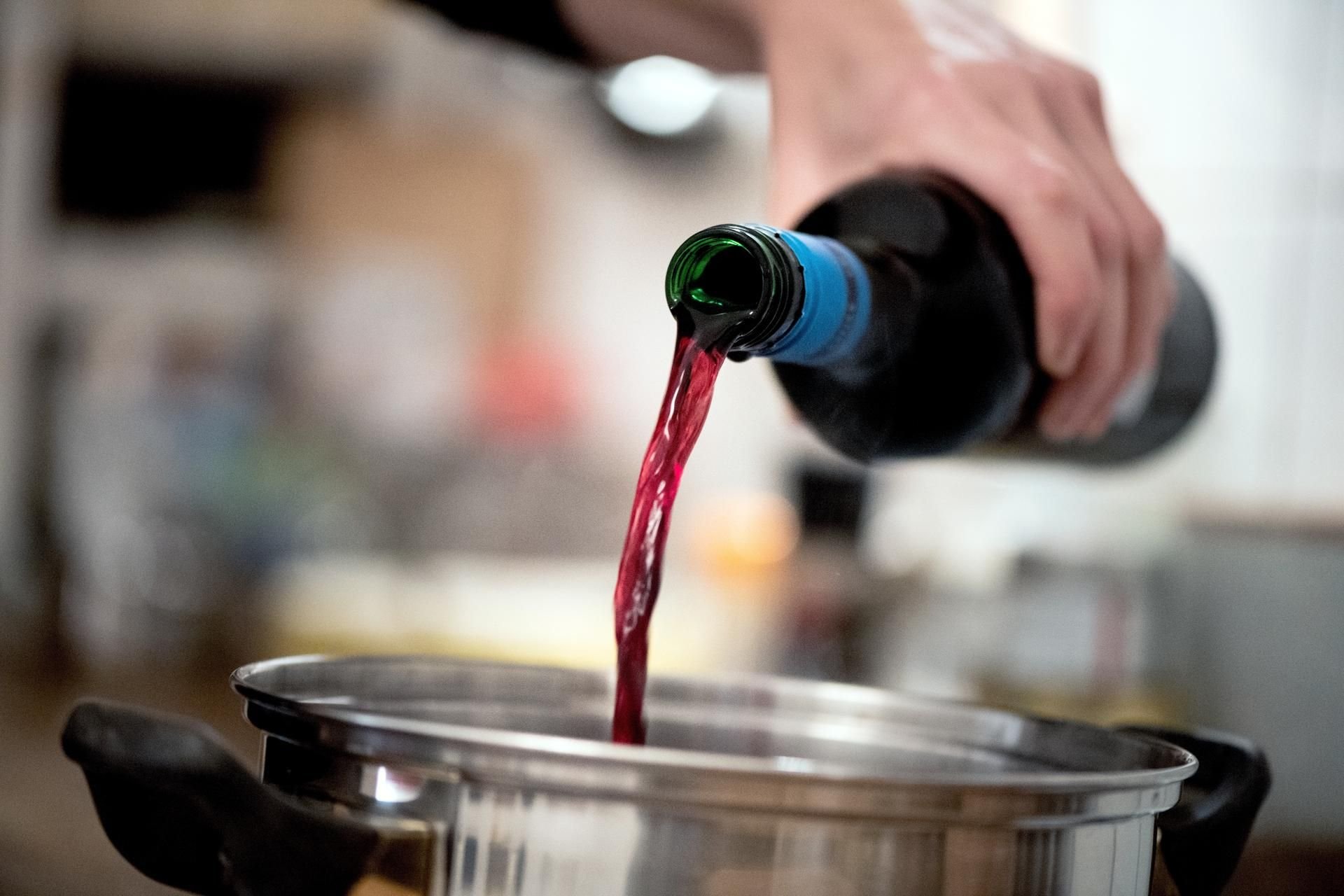 Theoretisch verdampft Alkohol beim Kochen – wie lang das dauert und ob wirklich alles verdampft, ist aber unklar.