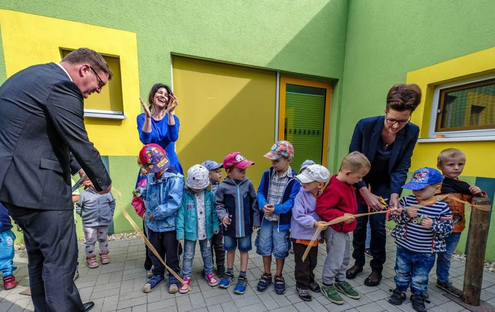 Die großten Kita-Kinder - und natürlich der Oberbürgermeister - durften das Band durchschneiden.