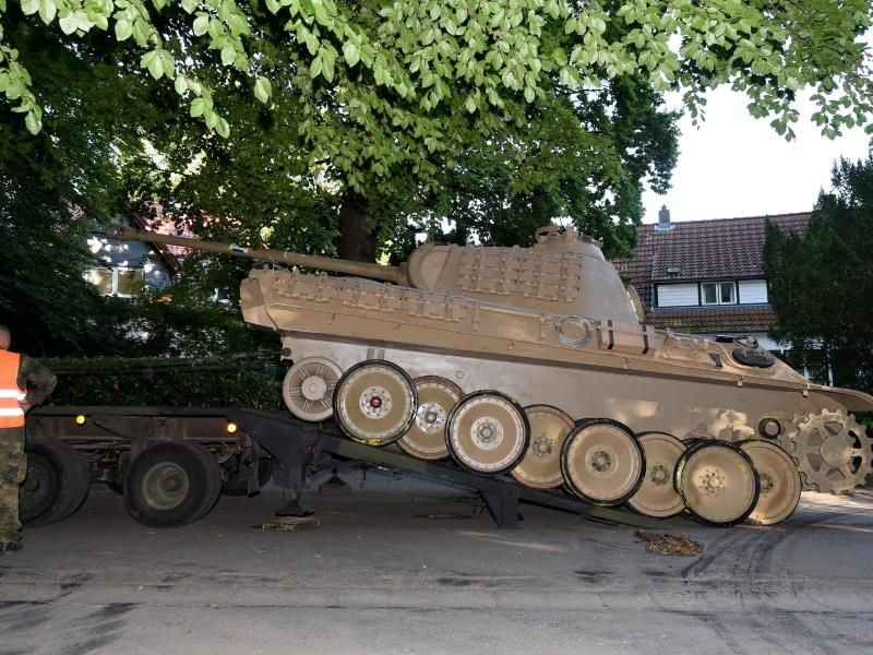 Ein „Panther”-Kampfpanzer wird zum Abtransport vorbereitet. Foto: picture alliance/dpa/Archivbild