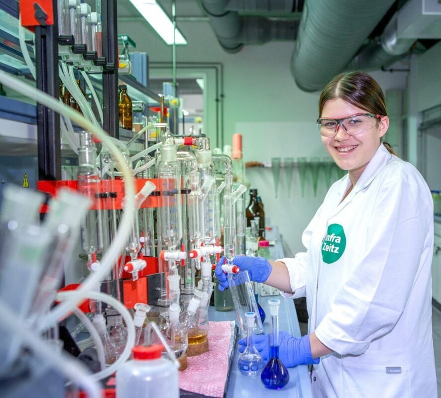 Vanessa Melzer lernt bei der Infra Zeitz Chemielaborantin und es gefällt ihr sehr gut.