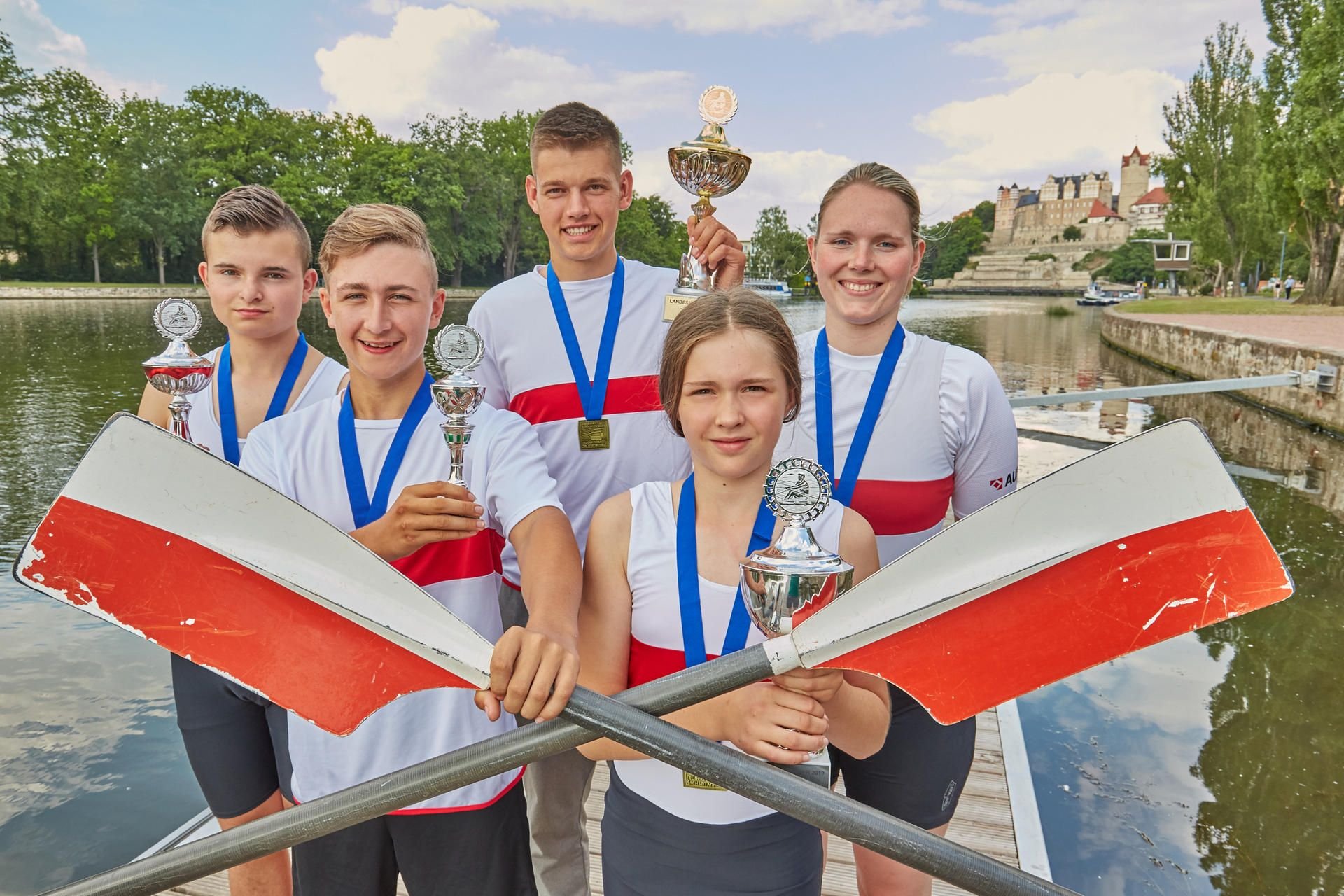 Timo Schumann (v.l.), Jonas Protzmann, Cedric Struve, Ulrike Michelbrink und Charlotte Handt präsentieren ihre Siegertrophäen.