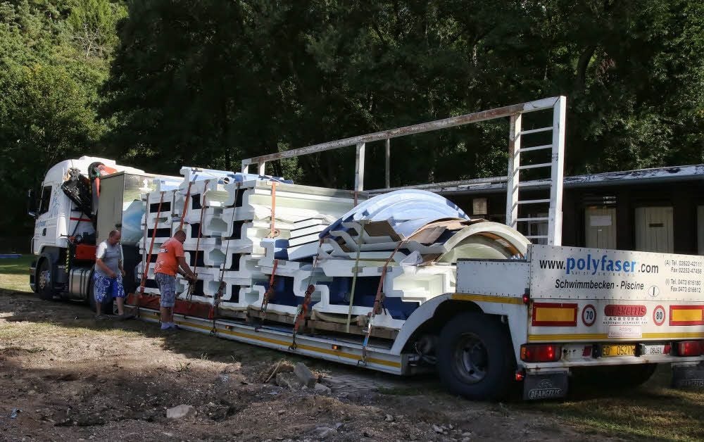 Nur ein Tieflader brachte am Dienstagvormittag alle Teile für das neue Freibad in Wippra.