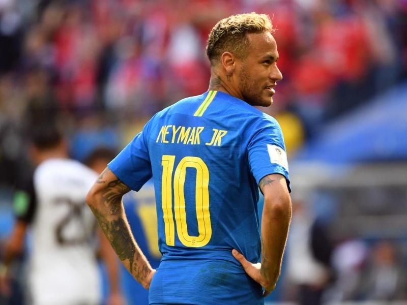 Superstar Neymar weiß sich in Szene zu setzen: Nach seiner Schwalbe wartet der Brasilianer auf die Auswertung des Videobeweises. Foto: Federico Gambarini