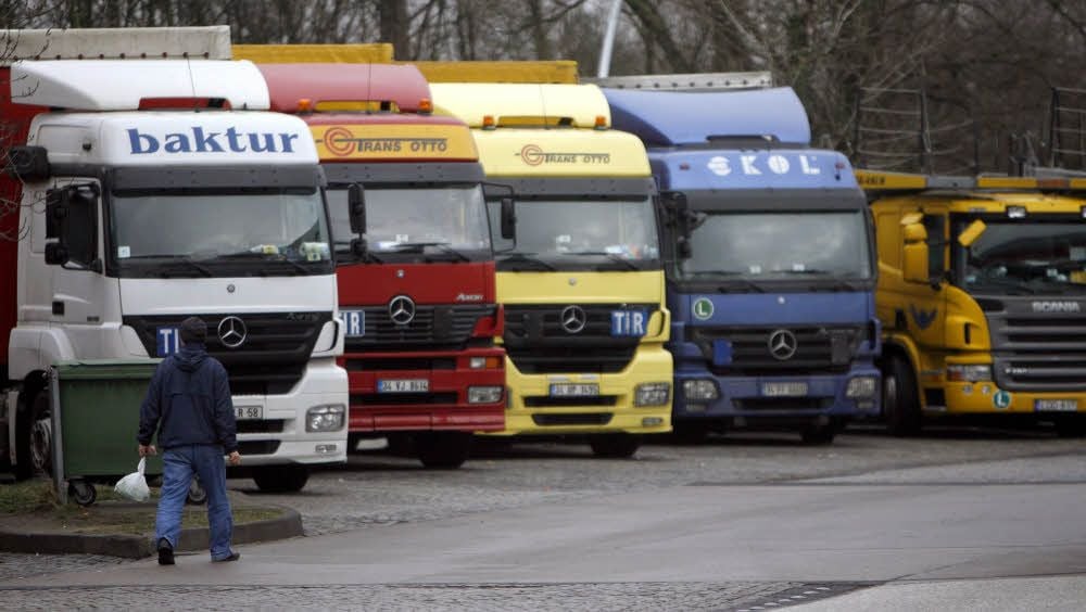Viele ausländische Fernfahrer verbringen auch die Wochenruhezeit in den Kabinen ihrer Lastwagen.