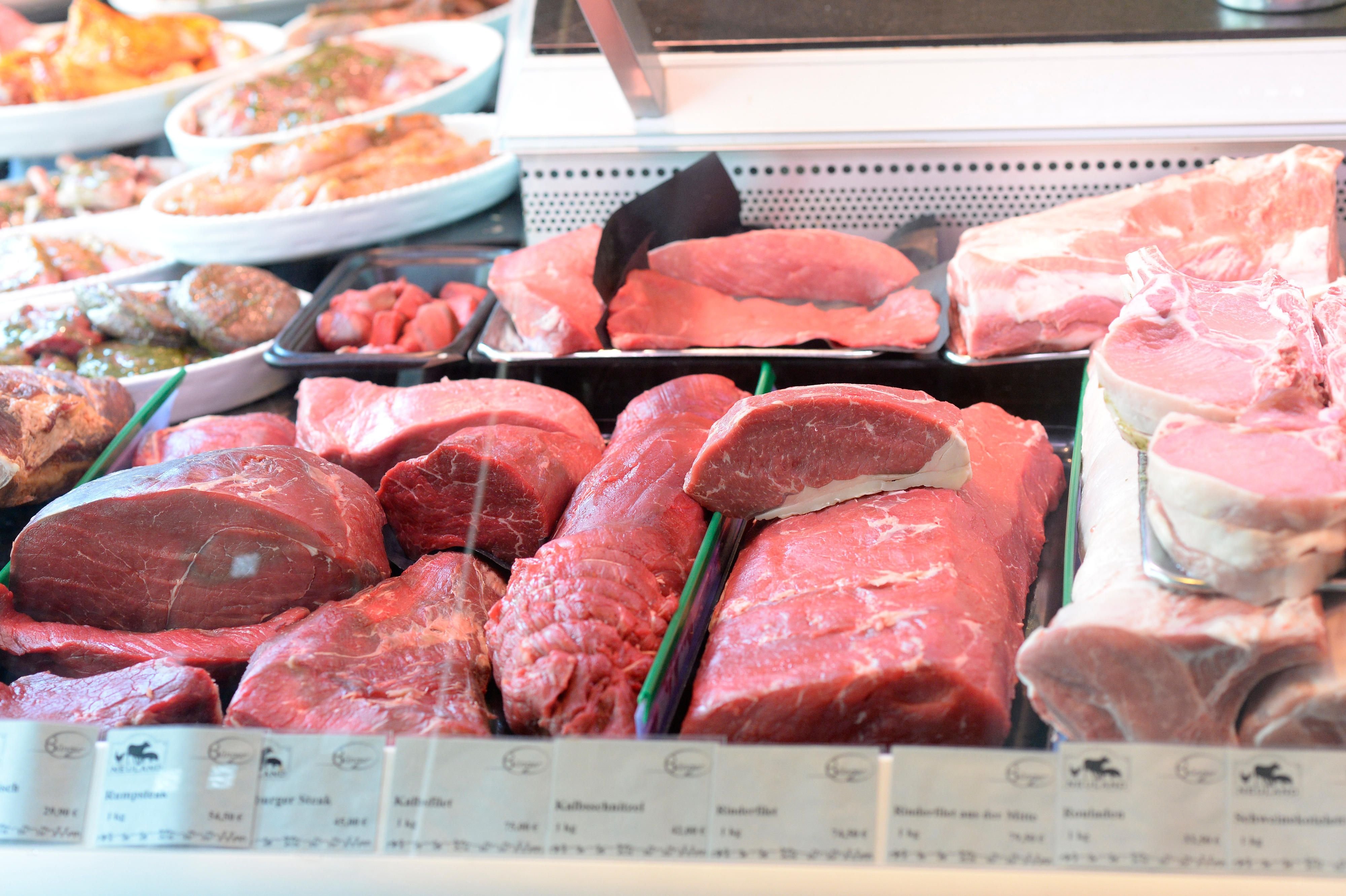 Die Deutschen essen viel Fleisch.