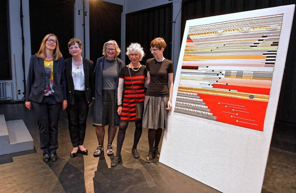 Bauhausdirektorin Claudia Perren, Ingeborg Arnold vom Freundeskreis, Professorin Bettina Göttke-Krogmann, Gunta Stölzls Tochter Monika Stadler und die Textigestalterin Katharina Jebsen (v.li.) mit dem neuen Wandbehang