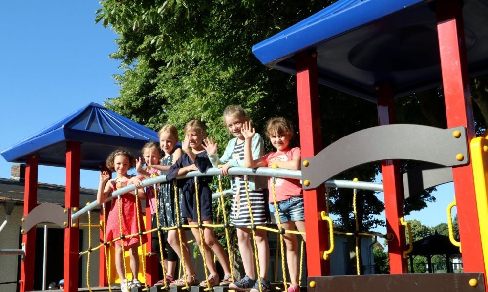 Die Turmkombination auf dem neuen Spielgelände an der Grundschule Schweinitz haben diese Mädchen als Erste in Besitz genommen.