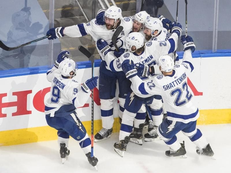 Die Spieler von Tampa Bay Lightning jubeln über einen Treffer gegen die Islanders. Foto: Jason Franson/The Canadian Press/AP/dpa