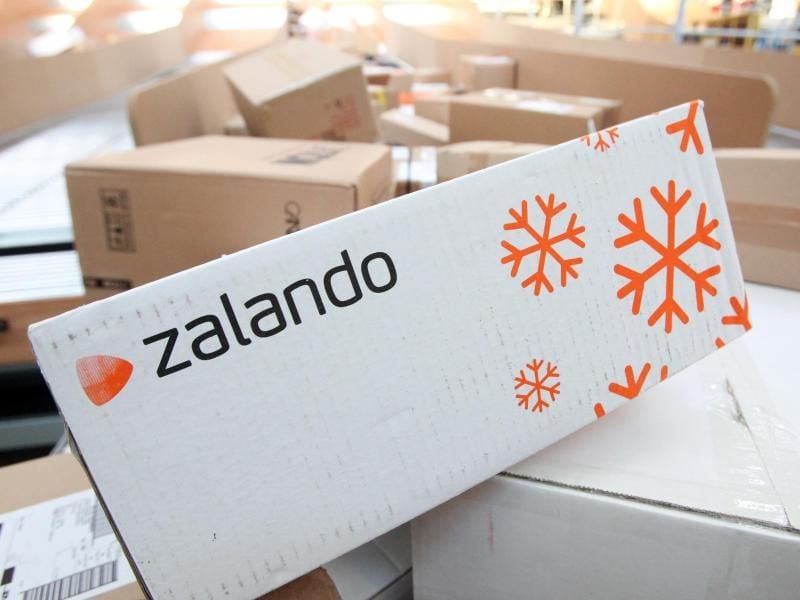 Ein Paket des Modehändlers Zalando auf einem Paketförderband. Foto: Bodo Marks/dpa