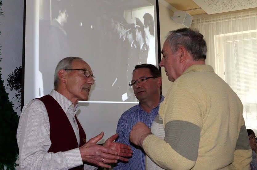 Gesprächsstoff gab es in Holzdorf reichlich. Hier erfährt Manfred Lau (links) in der Pause noch weitere Details aus der Flugplatzgeschichte von Uwe Gäbelein und Volker Rauch (rechts).