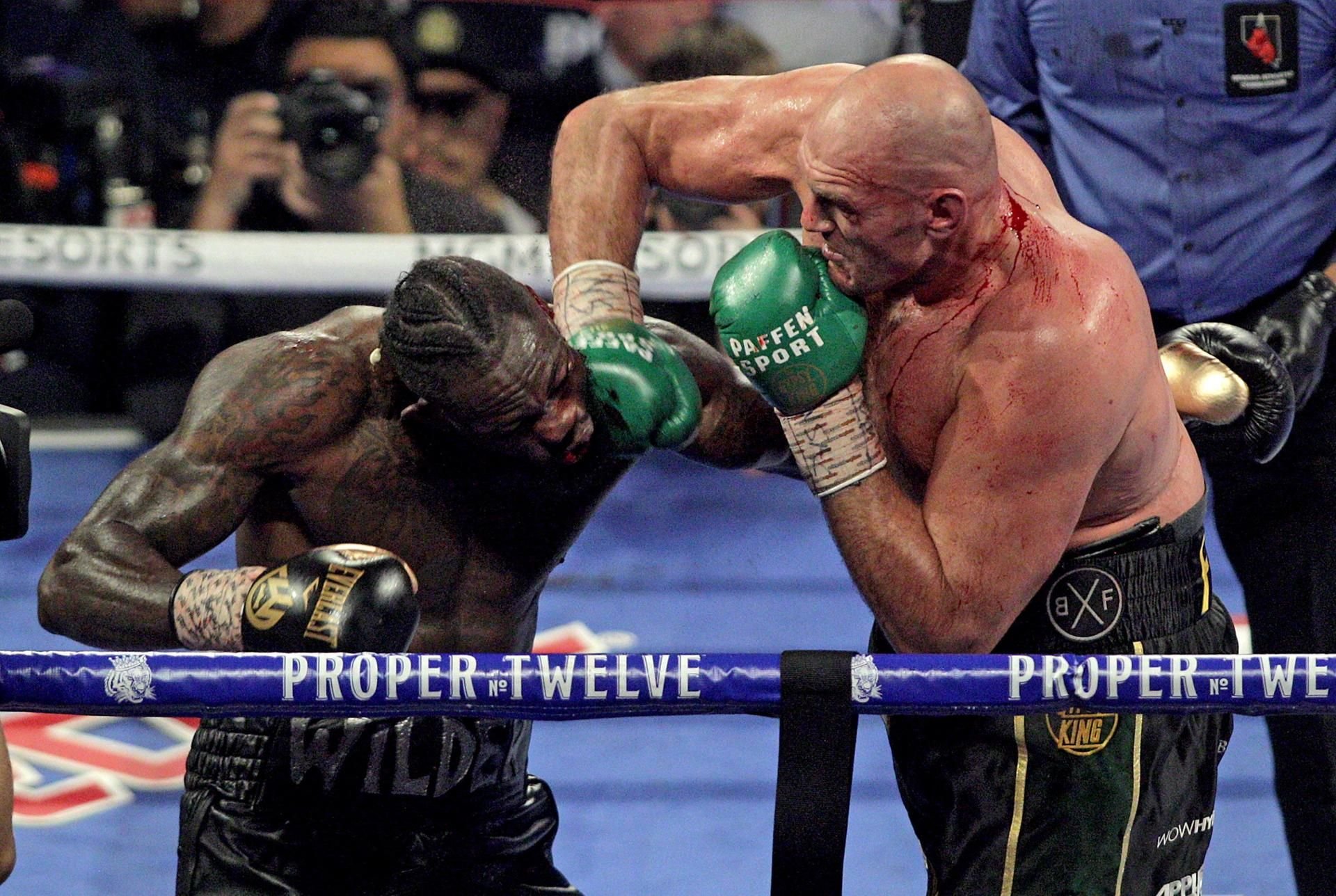 Tyson Fury (r.) besiegte Deontay Wilder in Las Vegas.