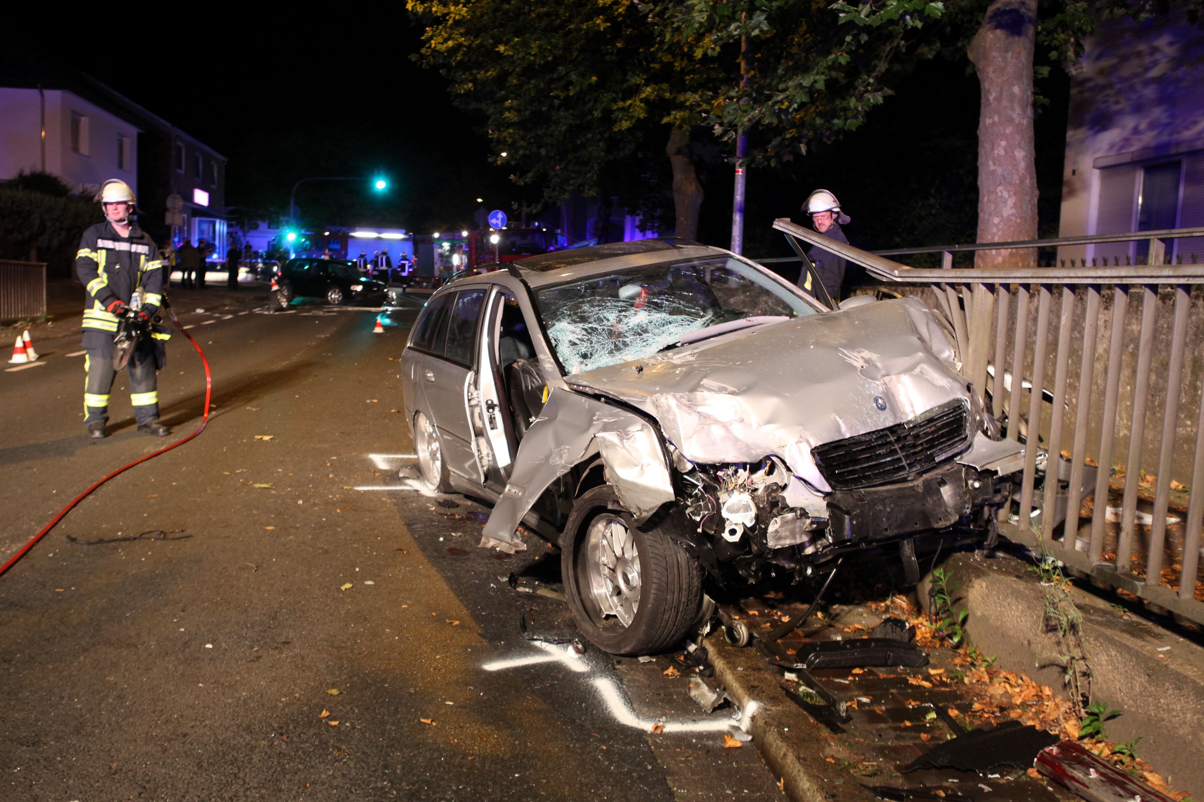 Der Pkw raste in ein Geländer. Zwei Menschen starben bei dem Unfall in Nienburg.