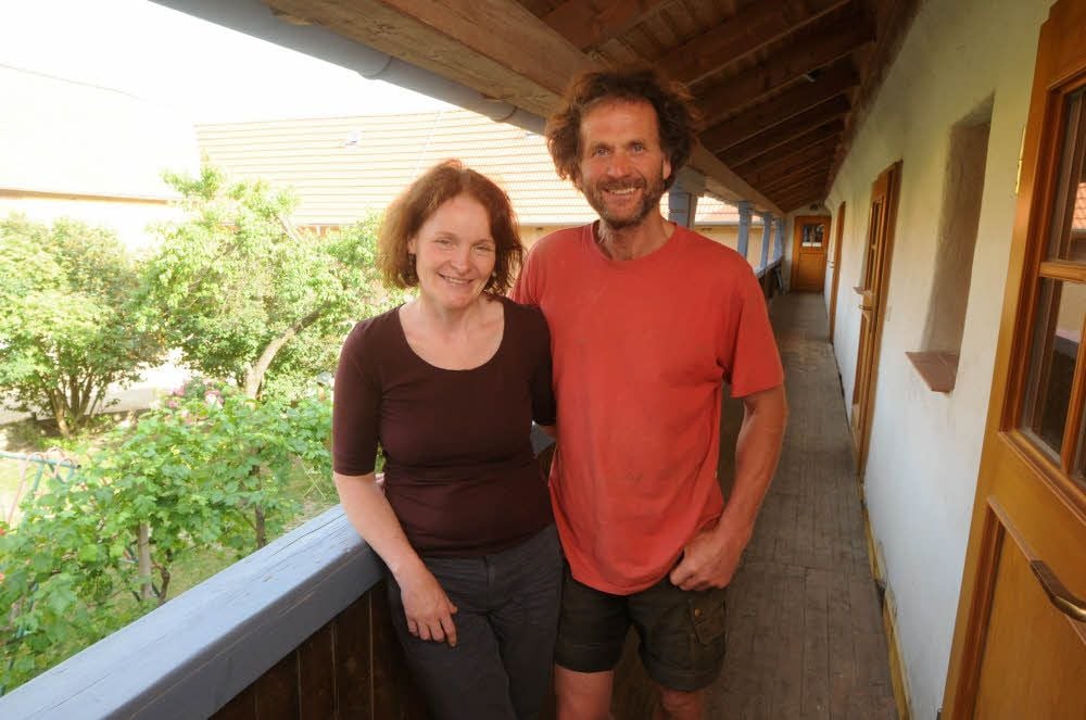 Sonnige Aussichten auf dem „Sonnengut“: Das Betreiberpaar Claudia und Gerhard Gerster steht auf einer Empore seines Vierseitenhofes in Dietrichsroda. Am Sonnabend wird mit Kunden und ganzem Dorf groß gefeiert.