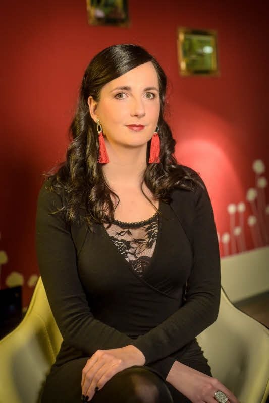 Jennifer Sonntag als Moderatorin vor einer ihrer Fernsehsendungen