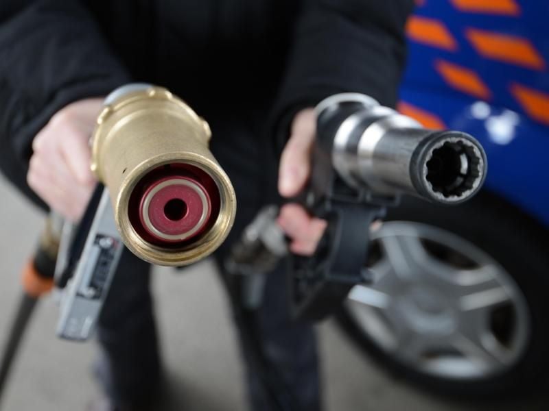Besitzer von VW-Modellen mit Erdgas-Antrieb können weiterhin Probleme beim Tanken bekommen. Sie können sich aber ein Unbedenklichkeitszertifikat ausstellen lassen. Foto: Patrick Seeger