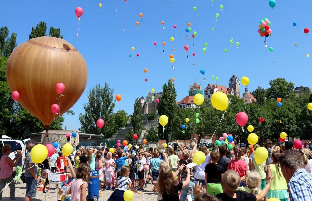 Die Kinder ließen ihre Ballons fliegen, bevor der große Wetterballon gen Himmel schwebte.