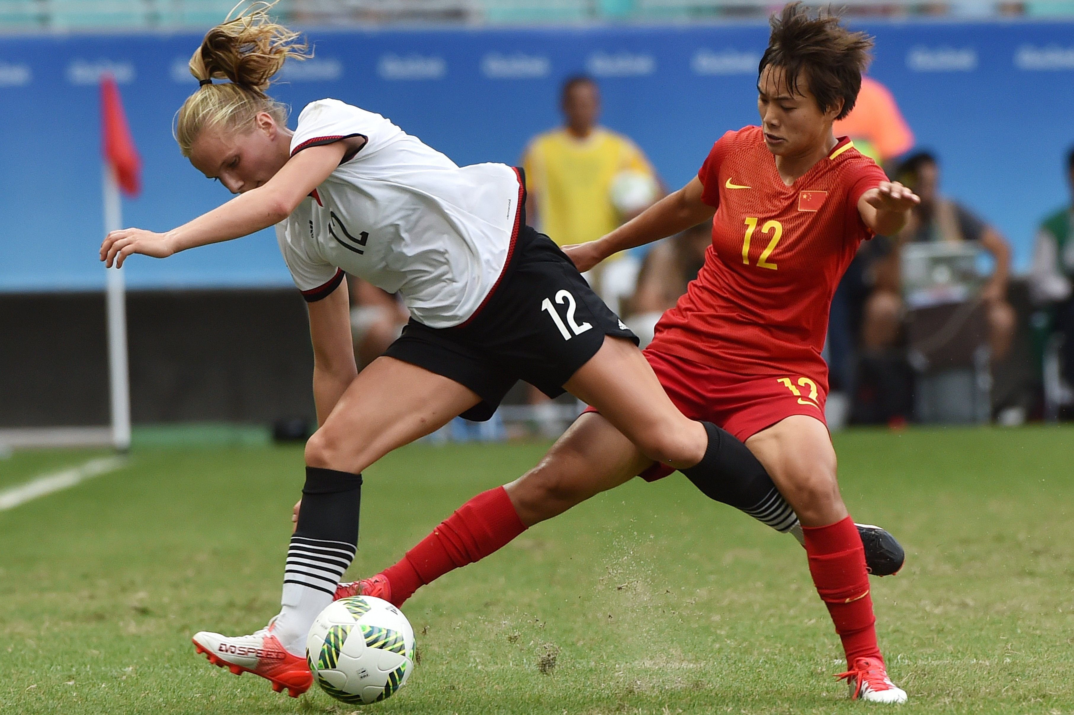 Tabea Kemme im Zweikampf um den Ball.