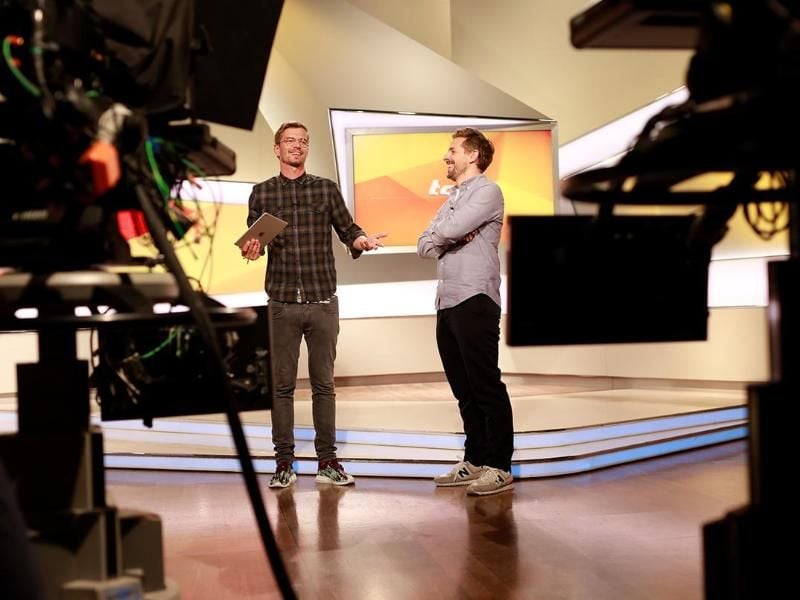Joko Winterscheidt (l) und Klaas Heufer-Umlauf moderierten das ProSieben-Magazin „taff”. Foto: Bene Mueller/ProSieben