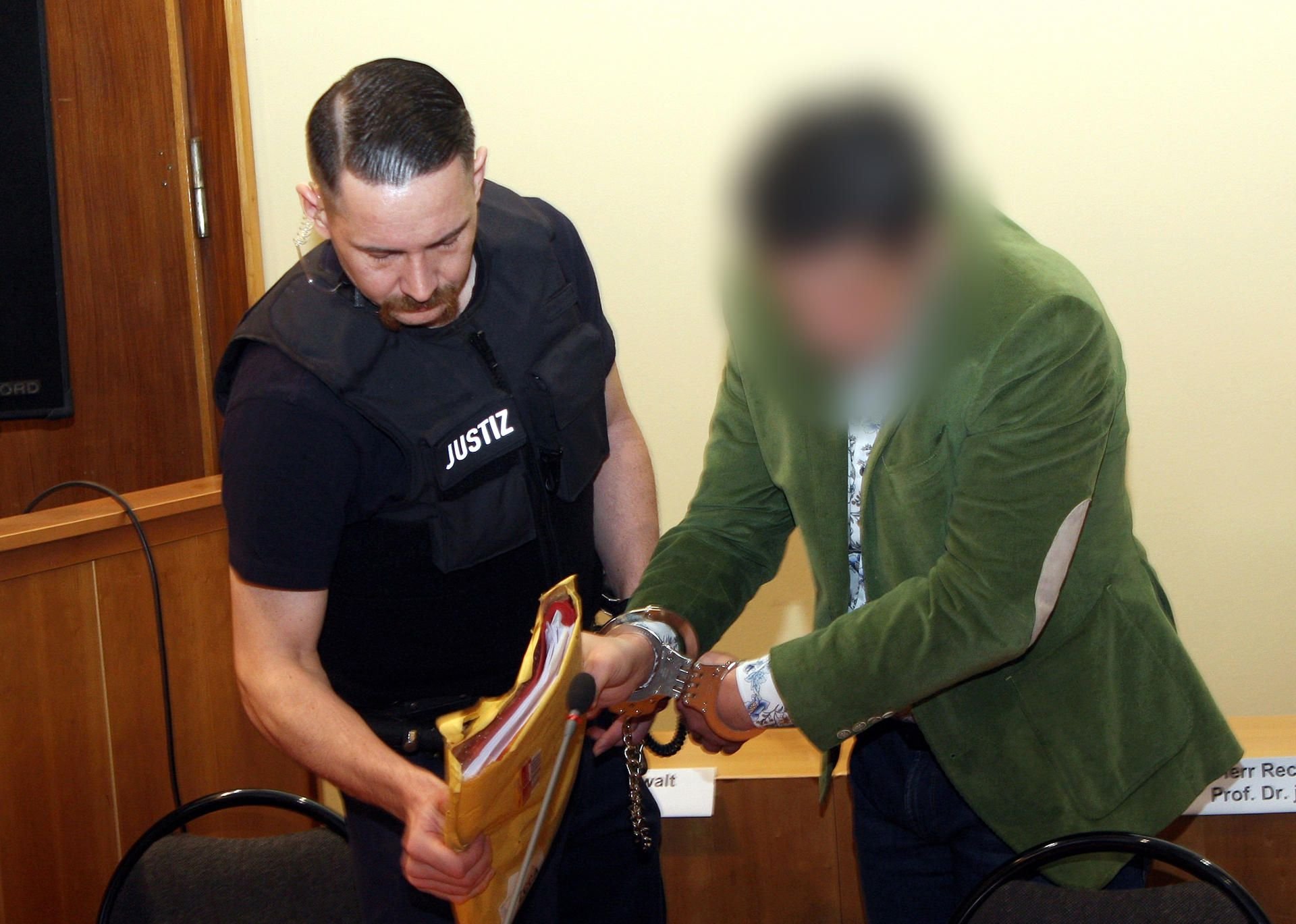 Landgericht Gera: Zum Prozessauftakt um den gewaltsamen Tod eines Mannes nach einem fingierten Autohandel schweigen die angeklagten Brüder zu den Vorwürfen.