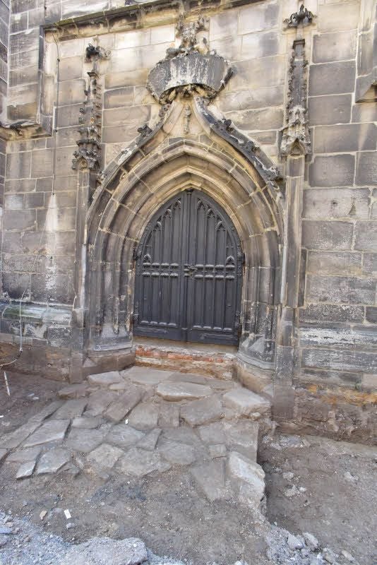 Im 15. Jahrhundert lag der Weg zur Kirchentür auf der Nordseite der Marienkirche deutlich tiefer. Bei den Ausgrabungen sind jetzt die Sandsteine des einstigen Gehwegs freigelegt worden. Das heutige Eingangsniveau liegt rund 45 Zentimeter höher.