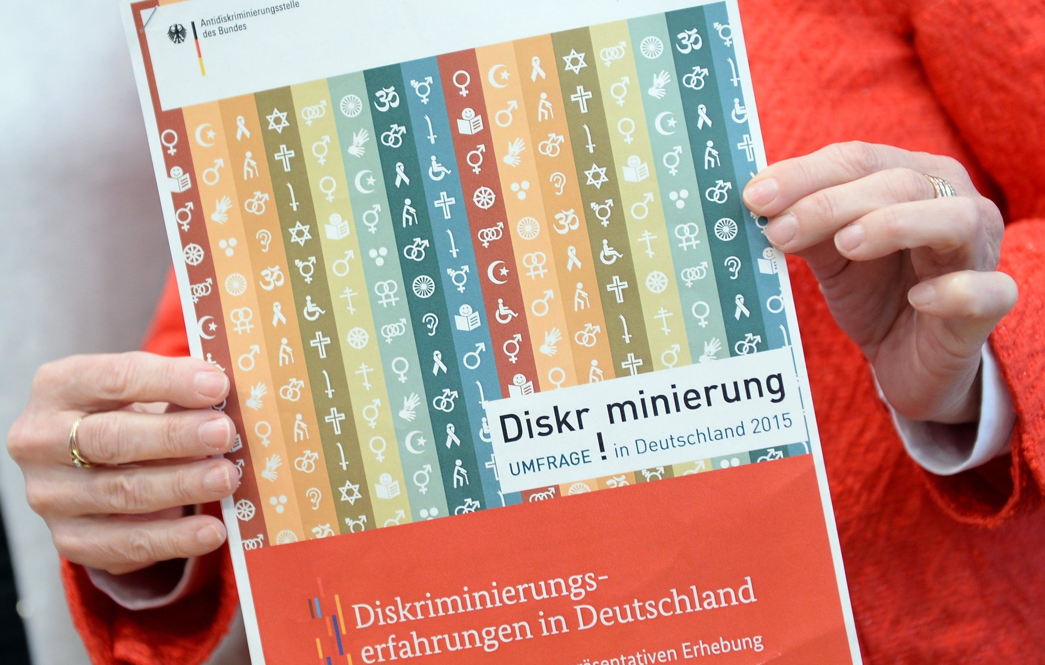Die Leiterin der Antidiskriminierungsstelle des Bundes zeigt zehn Jahre nach der Verabschiedung des „Allgemeinen Gleichbehandlungsgesetztes“ (AGG) in Berlin den Evaluationsbericht zu der Umfrage „Diskriminierung in Deutschland“.