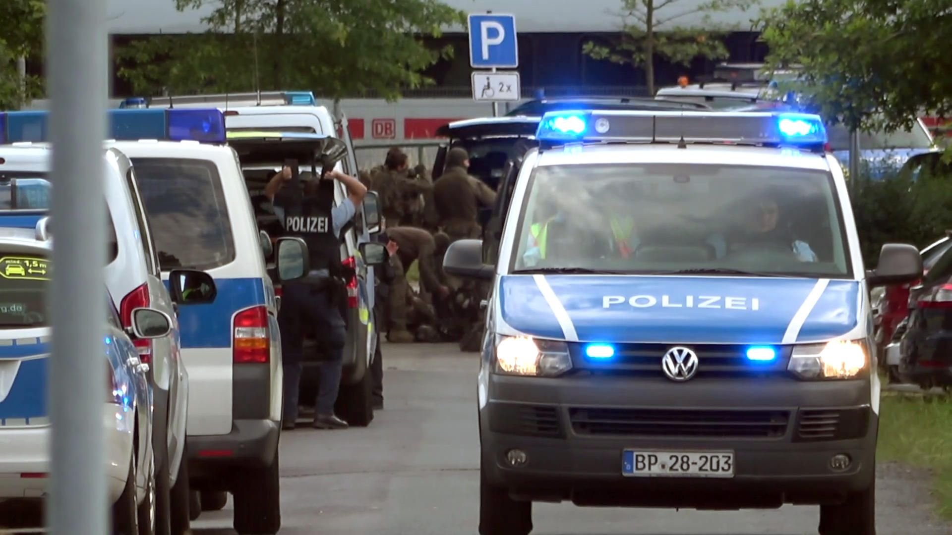 Am Freitagnachmittag haben Einsatzkräfte der Bundespolizei einen ICE von Berlin nach Hamburg in Brandenburg gestoppt.