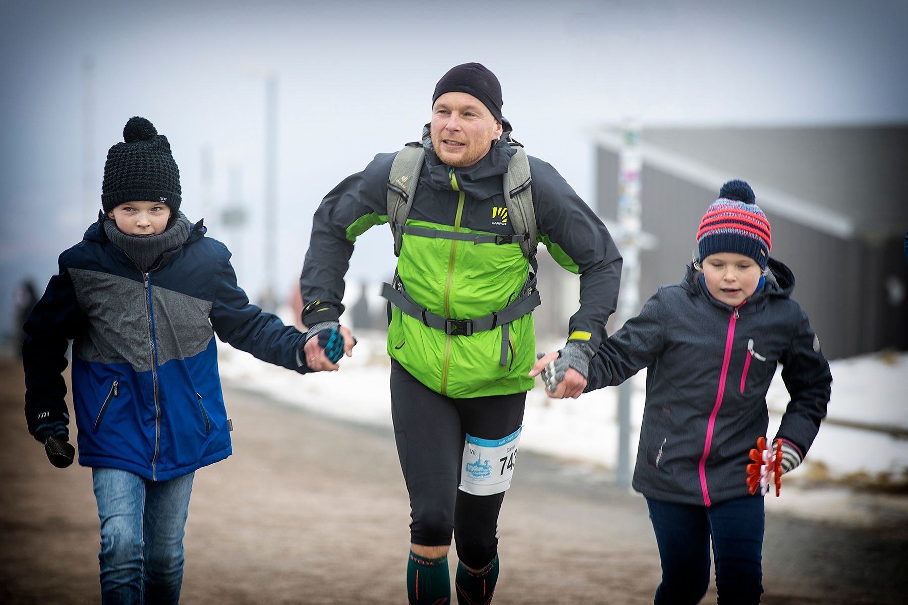 Daniel Knauer wird von seinen Kindern Lisa und Max auf den letzten Metern zum Ziel begleitet.
