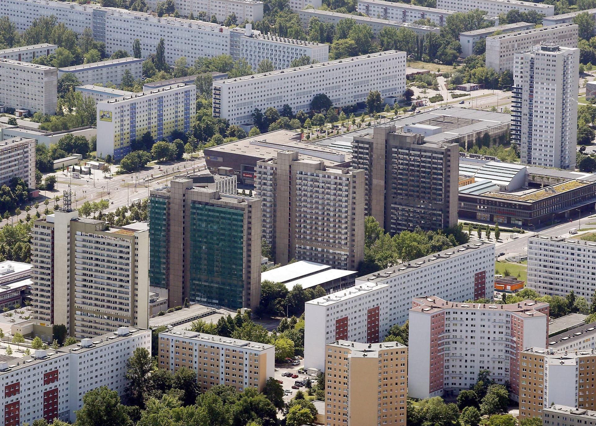 Die Scheiben in Halle-Neustadt. Zur Nutzung einer Hochhausscheibe als Verwaltungsstandort ist ein Bürgerentscheid möglich.