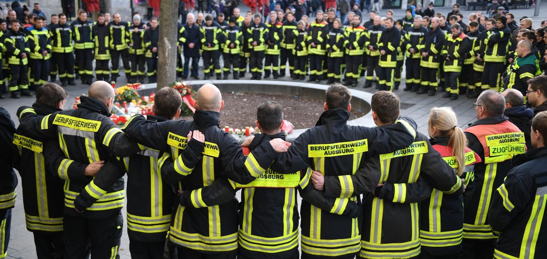 Feuerwehrleute haben sich in Augsburg getroffen, um gemeinsam ihrem getöteten Kollegen zu gedenken.