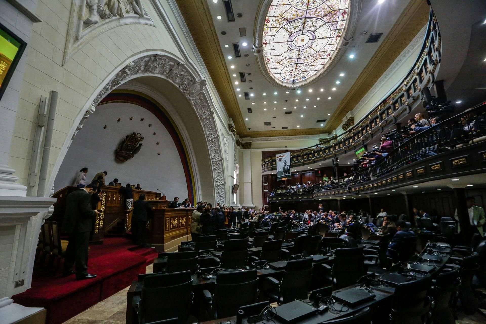 Die Verfassungsgebende Versammlung kam am Dienstag in dem Saal zu einer Sitzung zusammen, in dem bisher das von der Opposition dominierte, legal gewählte Parlament tagte.
