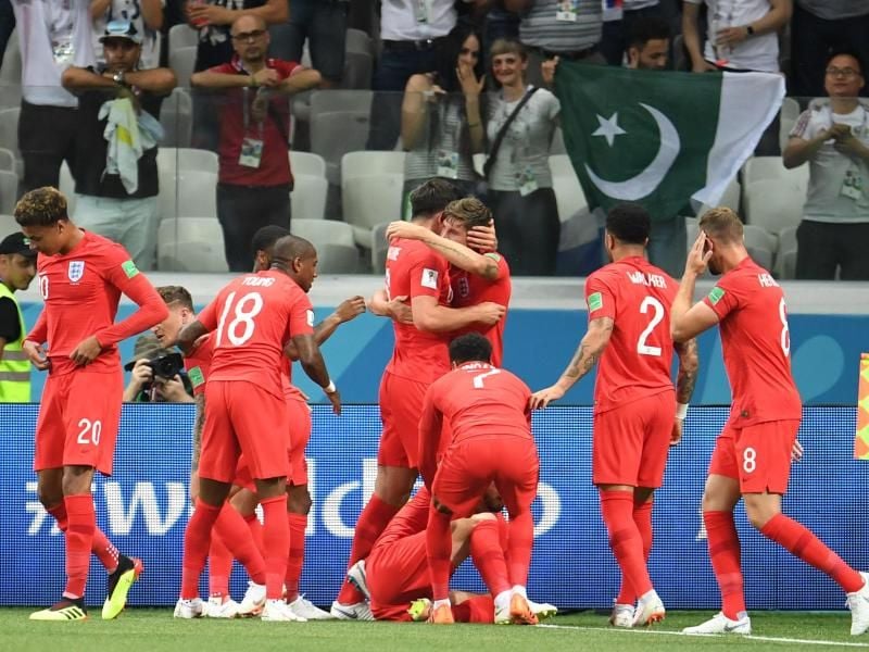 Englands Mannschaft bejubelt das Tor zum 1:0. Foto: Andreas Gebert