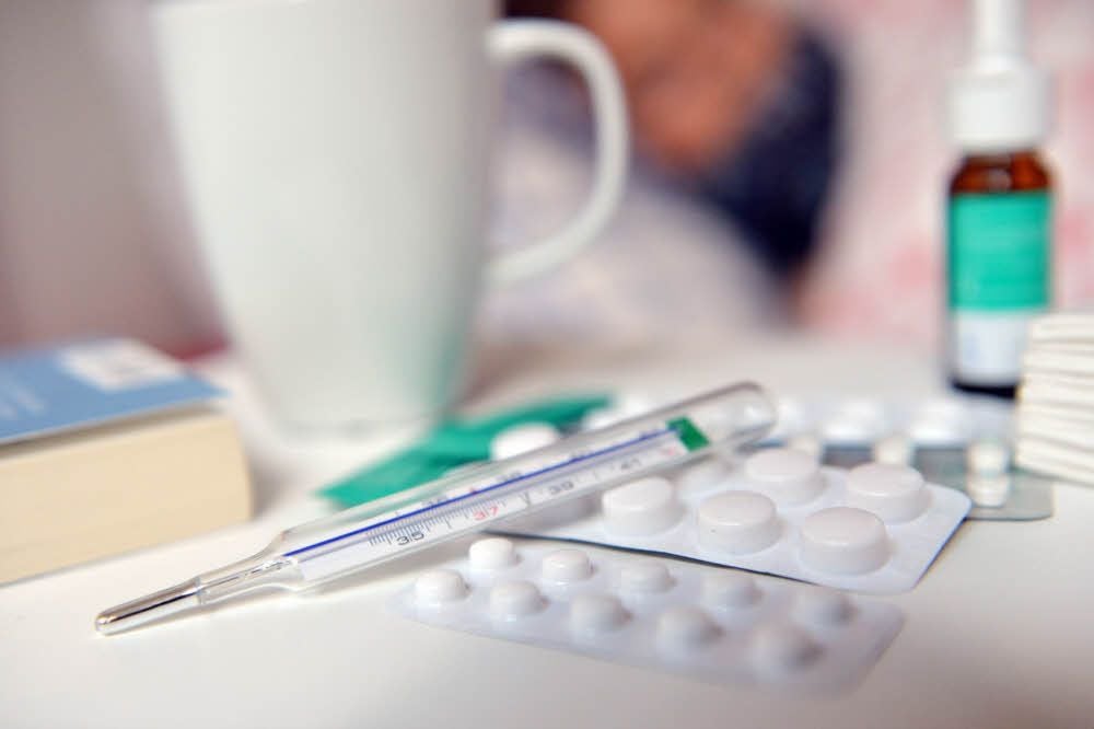 Bei Grippe ab ins Bett: Fieber, Kopf- und Gliederschmerzen gehören zu den typischen Symptomen einer Influenza, die durch Viren ausgelöst wird.