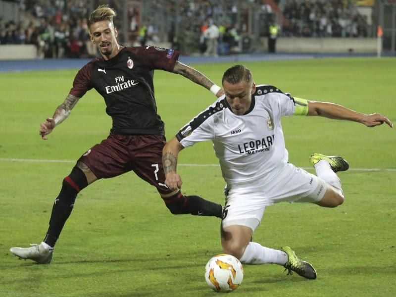 Samuel Castillejo von AC Mailan (l) und der Düdelinger Tom Schnell im Kampf um den Ball. Das Team aus Luxemburg verliert 0:1. Foto: Oliver Matthys/AP