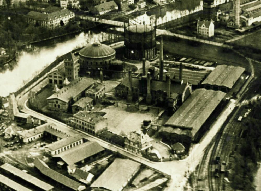 Die Luftaufnahme, fotografiert aus einem Zeppelin, zeigt die Gasanstalt auf dem Holzplatz Anfang des 20. Jahrhunderts.