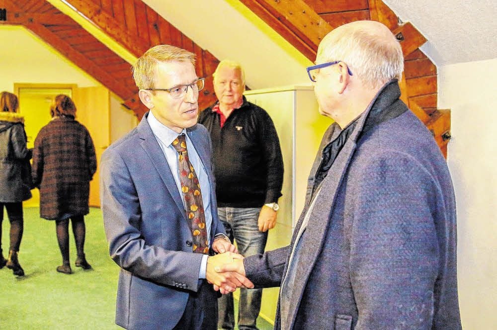 Torsten Ringling (l.) und Bürgermeister Andrej Haufe reichen sich nach dem Bekanntwerden des Ergebnisses die Hände.